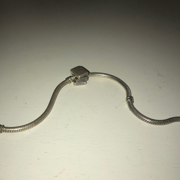 Book Pandora Charm - Picture 2 of 4